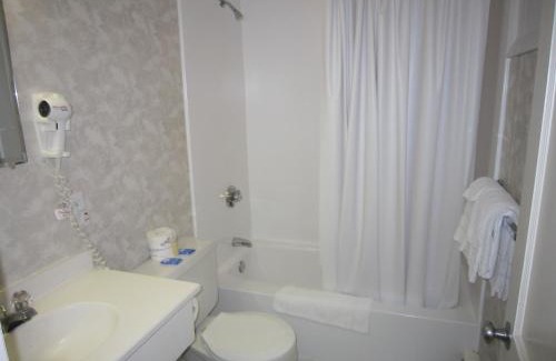 Gorham Hotel | Comfortable Quality Inn & Suites with Pool and Pet-Friendly Options