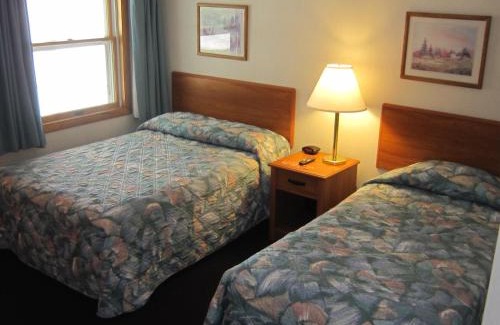 Gorham Hotel | Comfortable Quality Inn & Suites with Pool and Pet-Friendly Options