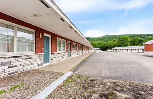 Gorham Hotel | Comfortable Quality Inn & Suites with Pool and Pet-Friendly Options