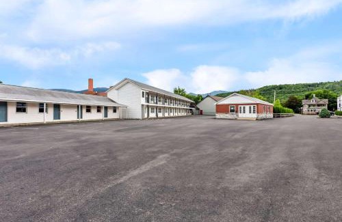 Gorham Hotel | Comfortable Quality Inn & Suites with Pool and Pet-Friendly Options