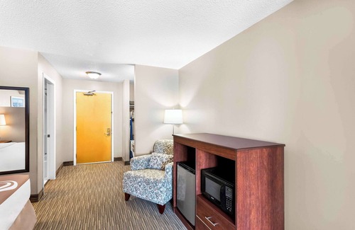 Gorham Hotel | Comfortable Quality Inn & Suites with Pool and Breakfast