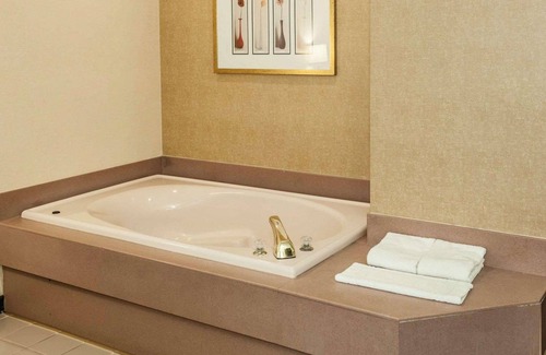 Goshen Hotel | Inviting Quality Inn & Suites with Pool and Spa Amenities