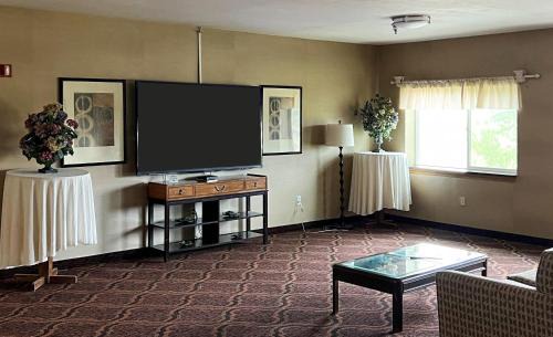Grants Hotel | Pet-Friendly Quality Inn & Suites Grants with Pool Access
