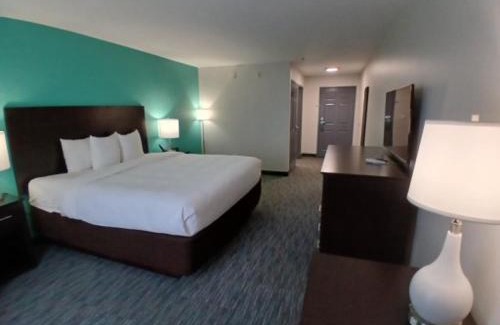 Houma Hotel | Inviting Quality Inn & Suites Houma with Oceanfront Pool