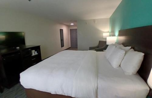Houma Hotel | Inviting Quality Inn & Suites Houma with Oceanfront Pool