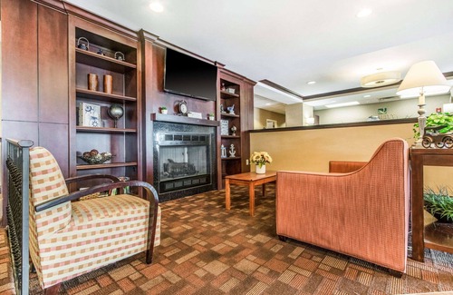 Greendale Hotel | Convenient Quality Inn & Suites with Pool and Breakfast