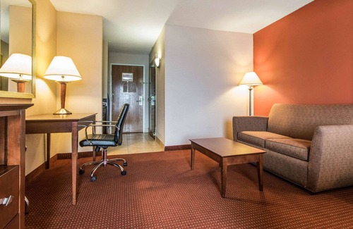 Greendale Hotel | Convenient Quality Inn & Suites with Pool and Breakfast
