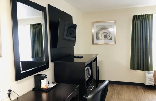 Lake Charles Hotel | Relax at Quality Inn & Suites Lake Charles South with Pool