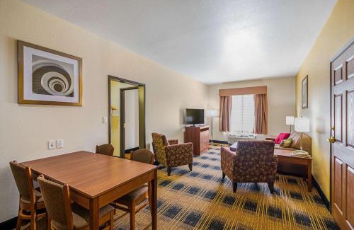 Lampasas Hotel | Quality Inn & Suites: Family-Friendly Stay with Pool Access