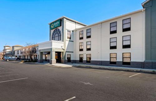 Stallings Hotel | Inviting Quality Inn & Suites Matthews with Ocean View Pool