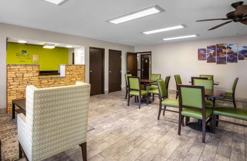 Metropolis Hotel | Comfortable Quality Inn & Suites Metropolis with Pool Access