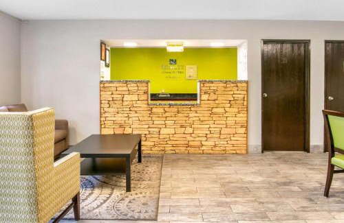 Metropolis Hotel | Comfortable Quality Inn & Suites Metropolis with Pool Access