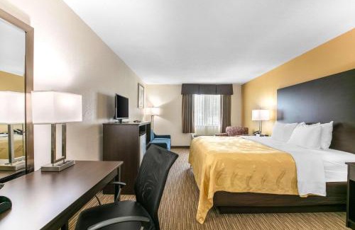 Metropolis Hotel | Comfortable Quality Inn & Suites Metropolis with Pool Access