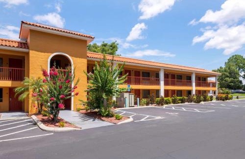 Mount Dora Hotel | Relax at Quality Inn & Suites Mt Dora North with Pool Access
