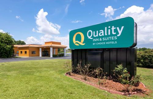 Mount Dora Hotel | Relax at Quality Inn & Suites Mt Dora North with Pool Access