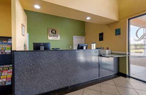 Mount Dora Hotel | Relax at Quality Inn & Suites Mt Dora North with Pool Access