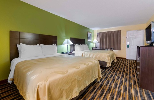 Mount Dora Hotel | Relax at Quality Inn & Suites Mt Dora North with Pool Access
