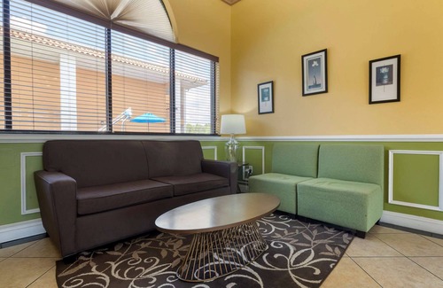 Mount Dora Hotel | Relax at Quality Inn & Suites Mt Dora North with Pool Access