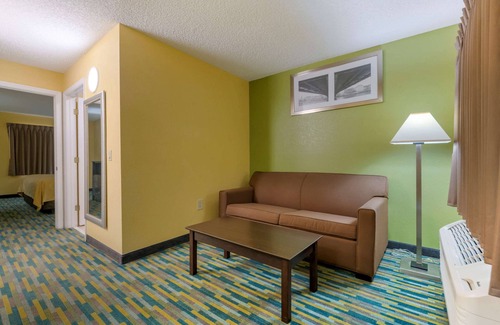 Mount Dora Hotel | Relax at Quality Inn & Suites Mt Dora North with Pool Access