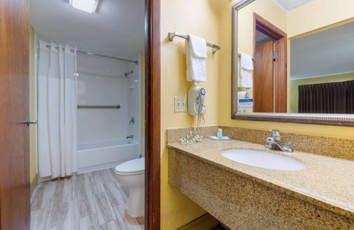 Mount Dora Hotel | Relax at Quality Inn & Suites Mt Dora North with Pool Access