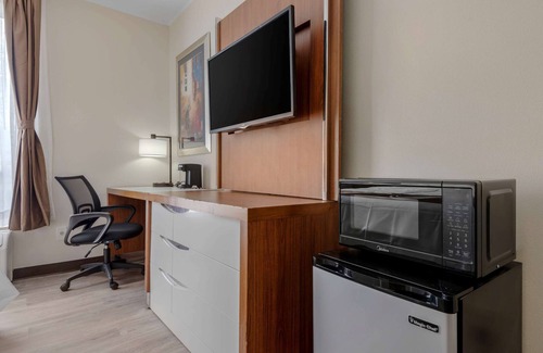 New Hartford Hotel | Convenient Quality Inn & Suites New Hartford - Family Friendly