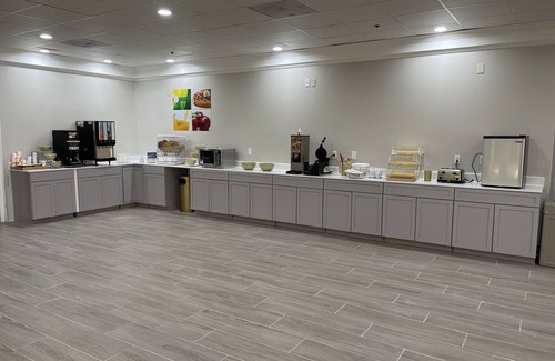 New Hartford Hotel | Convenient Quality Inn & Suites New Hartford - Family Friendly