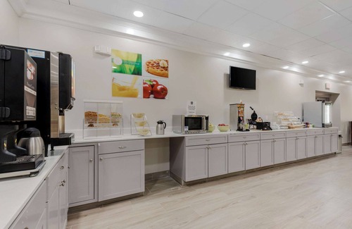 New Hartford Hotel | Convenient Quality Inn & Suites New Hartford - Family Friendly