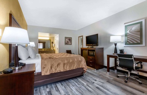 Mesa Hotel | Convenient Quality Inn & Suites with Pool near Downtown Mesa