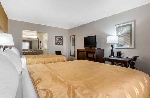 Mesa Hotel | Convenient Quality Inn & Suites with Pool near Downtown Mesa