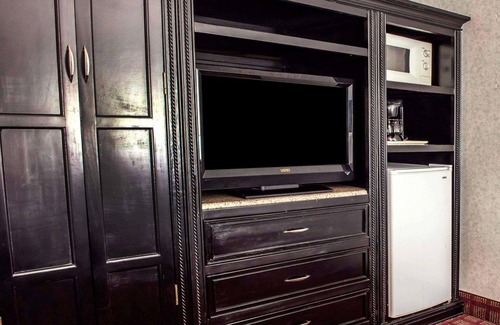 Wildwood Hotel | Convenient Stay at Quality Inn & Suites North with Pool