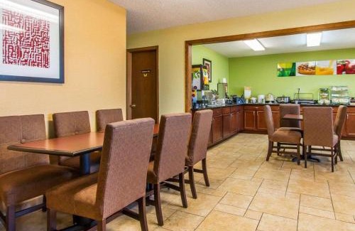 Ottumwa Hotel | Pet-Friendly Quality Inn & Suites with Pool Access