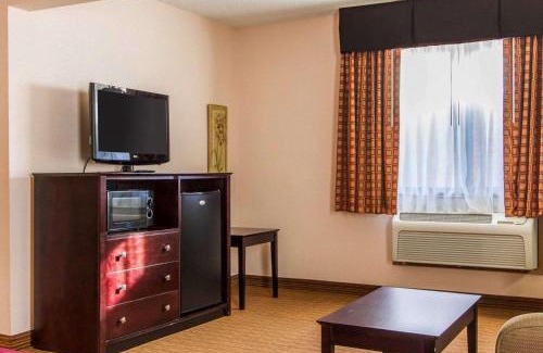 Ottumwa Hotel | Pet-Friendly Quality Inn & Suites with Pool Access