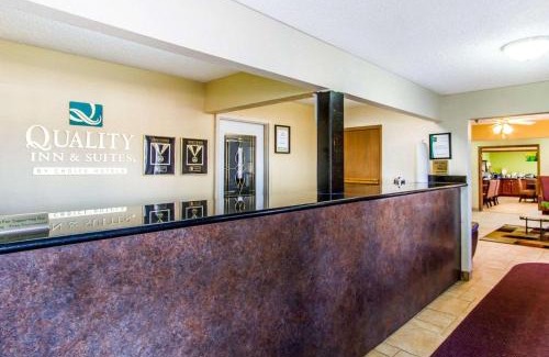 Ottumwa Hotel | Pet-Friendly Quality Inn & Suites with Pool Access