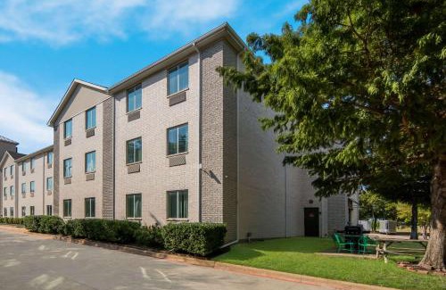 Roanoke Hotel | Budget-Friendly Quality Inn & Suites Roanoke with Family Amenities