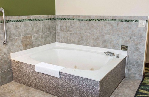 South Bend Hotel | Comfortable Quality Inn & Suites Near South Bend Airport