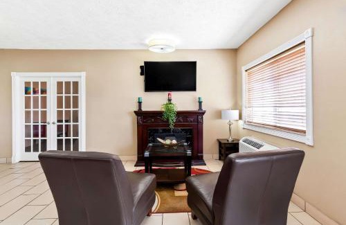 Springfield Hotel | Relaxing Getaway at Quality Inn & Suites Springfield Southwest