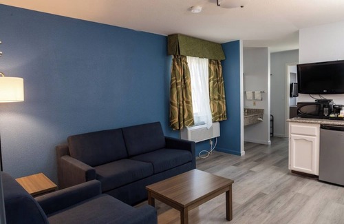 Tulare Hotel | Quality Inn & Suites: Family-Friendly with Pool & Spa