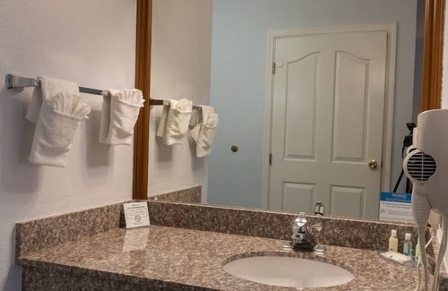 Tulare Hotel | Quality Inn & Suites: Family-Friendly with Pool & Spa