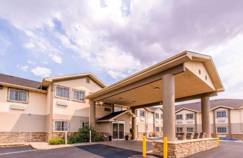 Laramie Hotel | Ideal Quality Inn & Suites University with Oceanfront Pool