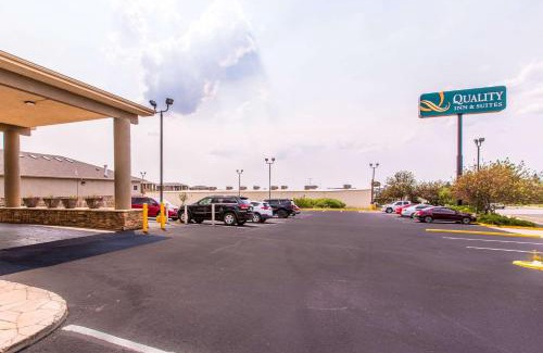 Laramie Hotel | Ideal Quality Inn & Suites University with Oceanfront Pool