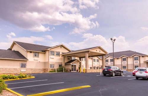 Laramie Hotel | Ideal Quality Inn & Suites University with Oceanfront Pool