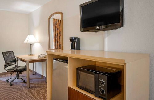Obetz Hotel | Cozy Quality Inn & Suites with Kitchen and Breakfast Options