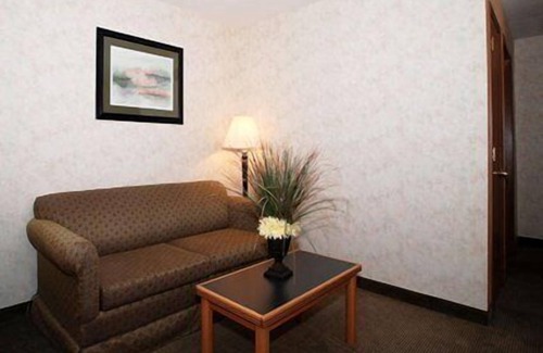 Obetz Hotel | Cozy Quality Inn & Suites with Kitchen and Breakfast Options