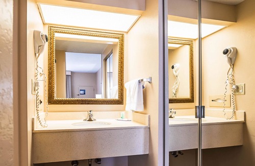 Dillon Hotel | Quality Inn & Suites: Family-Friendly with Pool and Dining