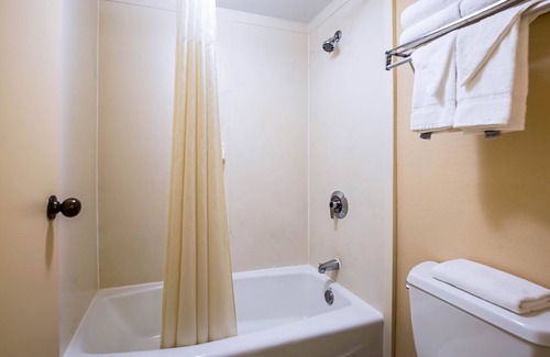 Dillon Hotel | Quality Inn & Suites: Family-Friendly with Pool and Dining