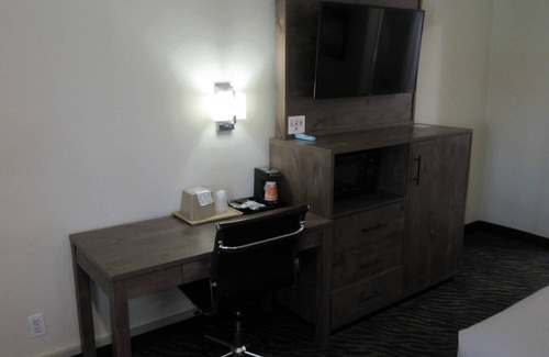 Hesperia Hotel | Comfortable Getaway at SureStay Plus Hotel in Hesperia