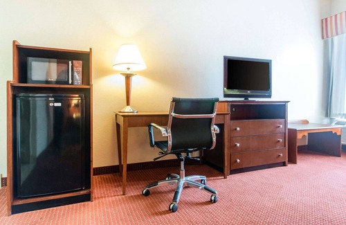 Greendale Hotel | Convenient Quality Inn & Suites with Pool and Breakfast