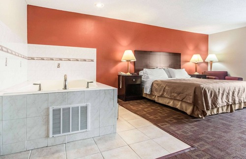 Greendale Hotel | Convenient Quality Inn & Suites with Pool and Breakfast