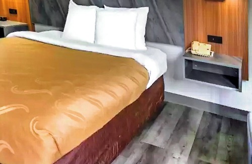 Manhattan Hotel | Comfortable Quality Inn & Suites with Breakfast Included