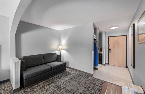Manhattan Hotel | Comfortable Quality Inn & Suites with Breakfast Included